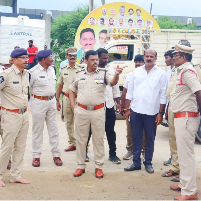 విజయవాడ ఉత్సావ్ కార్యక్రమ నేపథ్యంలో గొల్లపూడి ఎక్సిబిషన్ పరిసర ప్రాంతాలలో బందోబస్త్ ఏర్పాట్లను  పరిశీలించిన పోలీస్ కమీషనర్ శ్రీ ఎస్.వి.రాజ శేఖర బాబు ఐ.పి.ఎస్.గారు - 27-09-2025