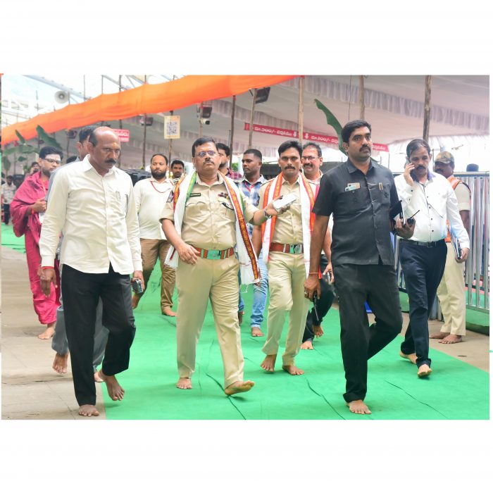 దసరా శరన్నవరాత్రి మహోత్సవాలను స్వయంగా పర్యవేక్షిస్తున్న నగర పోలీసు కమిషనర్ శ్రీ ఎస్.వి.రాజ శేఖర బాబు ఐ.పి.ఎస్.గారు