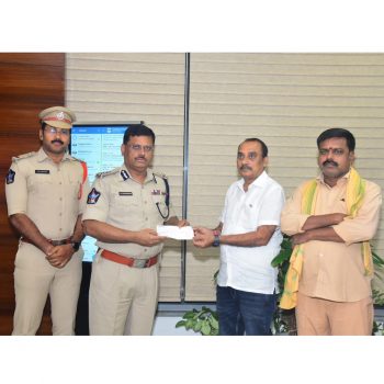 సురక్షా కార్యక్రమం లో బాగంగా నగర పోలీస్ కమిషనర్ శ్రీ ఎస్. వి. రాజ శేఖర బాబు ఐ. పి. ఎస్ గారికి 10 లక్షల రూపాయల నగదును చెక్ రూపంలో అందించిన చందన బ్రదర్స్ వారు -24-10-2025.