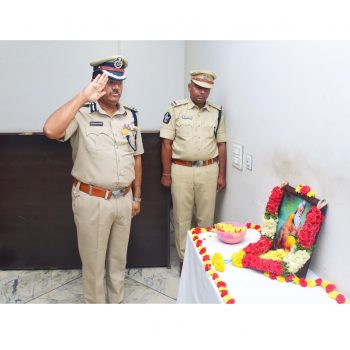 వాల్మీకి మహర్షి జయంతి సందర్బముగా ఆయన చిత్రపటానికి పూలమాలలు వేసి నివాళులు అర్పించిన పోలీసు కమిషనర్ శ్రీ ఎస్.వి.రాజ శేఖర బాబు ఐ.పి.ఎస్. గారు - 07.10.2025