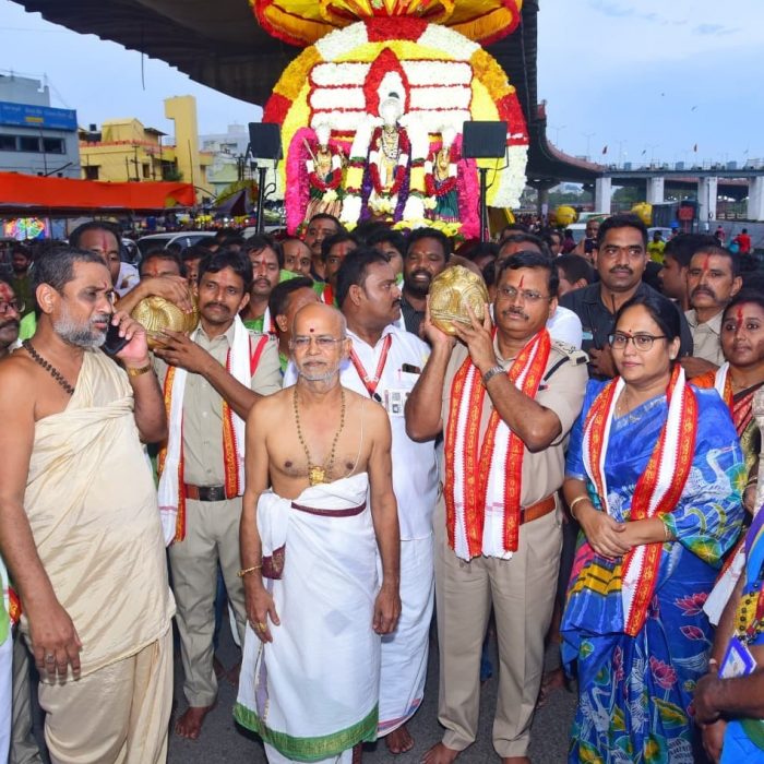 అమ్మవారి ఉత్సవ మూర్తుల ఊరేగింపులో పాల్గొన్న  నగర పోలీస్ కమీషనర్  శ్రీ ఎస్. వి. రాజ శేఖర బాబు ఐ.పి.ఎస్. గారి దంపతులు 02.10.2025