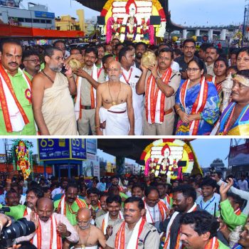 అమ్మవారి ఉత్సవ మూర్తుల ఊరేగింపులో పాల్గొన్న  నగర పోలీస్ కమీషనర్  శ్రీ ఎస్. వి. రాజ శేఖర బాబు ఐ.పి.ఎస్. గారి దంపతులు 02.10.2025