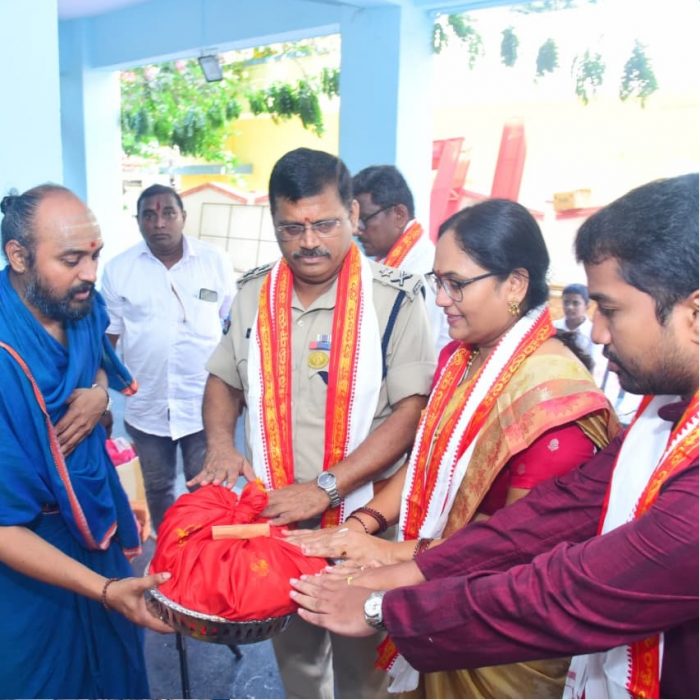దసరా ఉత్సవాల ముగింపు సందర్భంగా పూర్ణాహుతి కార్యక్రమంలో పాల్గొన్న నగర పోలీస్ కమీషనర్ గారి దంపతులు  04-10-2025