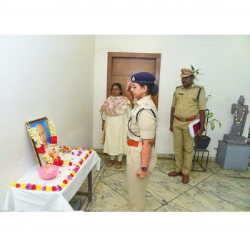 భారతదేశ తొలి ఉప ప్రధాన మంత్రి శ్రీ సర్దార్ వల్లభాయ్ పటేల్ గారి జయంతి సందర్బంగా చిత్రపటానికి పూలమాలలు వేసి స్మరించుకున్న డి.సి.పి. శ్రీమతి కె.జి.వి.సరిత ఐ. పి.ఎస్.గారు 31.10.2025