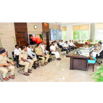 భవాని దీక్షల విరమణ సందర్భంగా శ్రీ దుర్గా మల్లేశ్వర స్వామి వార్ల టెంపుల్ మరియు పోలీస్ అధికారులతో సమీక్షా సమావేశం నిర్వహించిన నగర పోలీస్ కమీషనర్ శ్రీ. ఎస్. వి. రాజ శేఖర బాబు ఐ.పి.ఎస్.గారు 08.11.2025