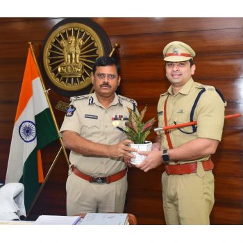 నగర పోలీసు కమిషనర్ శ్రీ ఎస్.వి.రాజ శేఖర బాబు ఐ.పి.ఎస్ గారిని మర్యాదపూర్వకంగా కలిసిన నూతన డిప్యూటీ కమిషనర్ శ్రీ కృష్ణ కాంత్ పాటిల్ ఐ.పి.ఎస్. గారు 05.11.2025