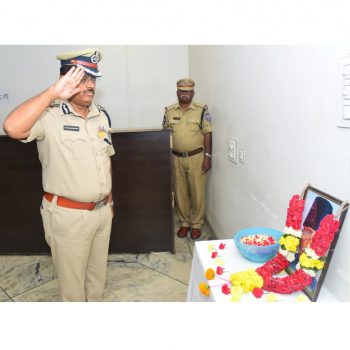 మౌలానా అబ్దుల్ కలాం అజాద్ జయంతి సందర్భంగా వారి చిత్ర పటానికి నివాళులు అర్పించిన నగర పోలీస్ కమీషనర్ శ్రీ ఎస్.వి.రాజ శేఖర బాబు ఐ.పి.ఎస్.గారు 11.11.2025