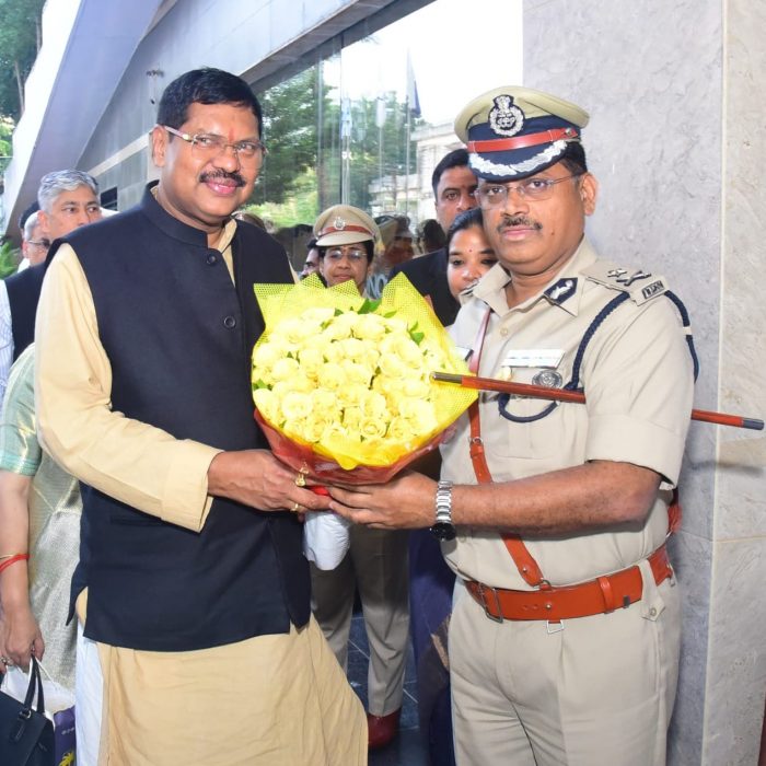 సుప్రీంకోర్టు చీఫ్ జస్టీస్ శ్రీ బి.ఆర్.గవయ్ గారిని మర్యాదపూర్వకంగా కలిసి స్వాగతం పలికిన నగర పోలీస్ కమిషనర్ శ్రీ ఎస్.వి.రాజ శేఖర బాబు ఐ.పి.ఎస్.గారు