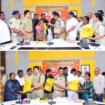 సురక్షా కమిటీ కన్వినర్ శ్రీ కె.నరసయ్య గారి ఆధ్వర్యంలో క్రిస్మస్ పండుగ సందర్భంగా మహిళా సిబ్బందికి చీరలు పంపిణీ చేసిన పోలీసు కమిషనర్  శ్రీ ఎస్.వి.రాజ శేఖర బాబు ఐ.పి.ఎస్.గారు 24.12.2025